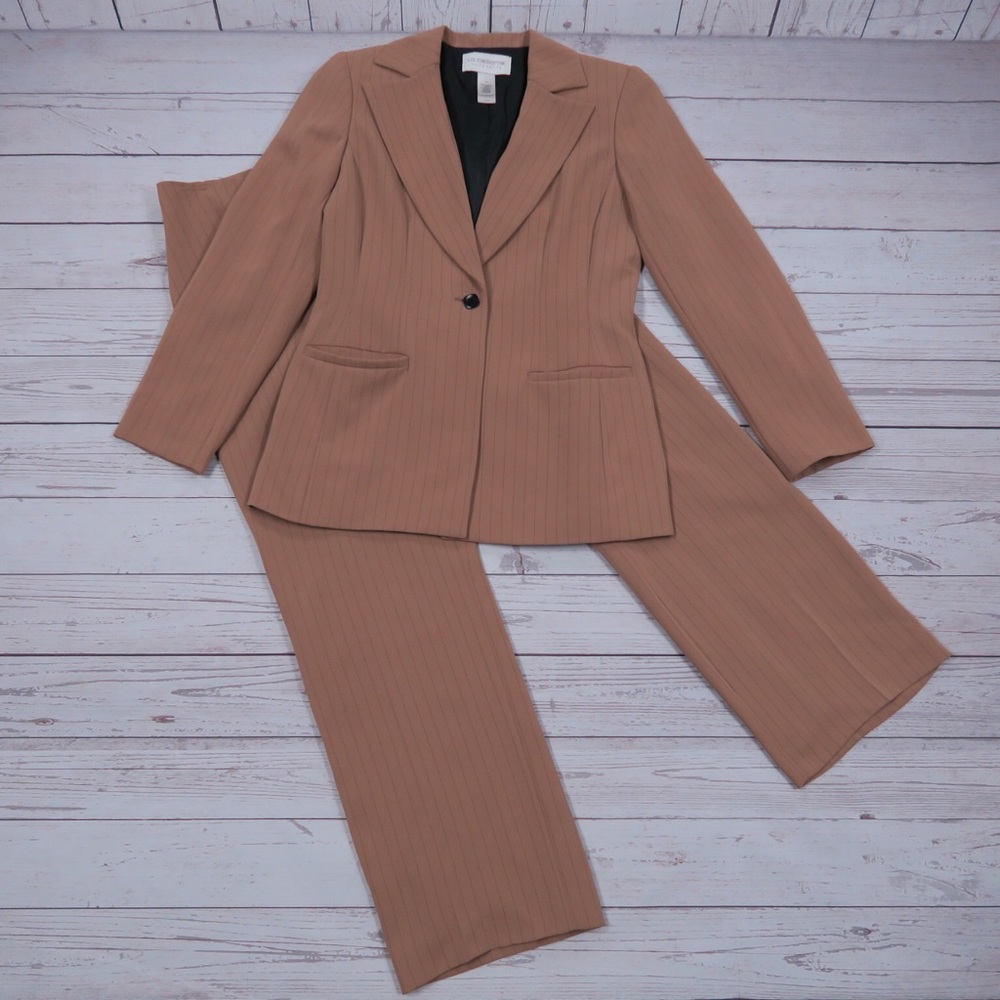 LIZ CLAIBORNE- Suit